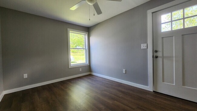 Foto del edificio - Totally renovated house now for lease