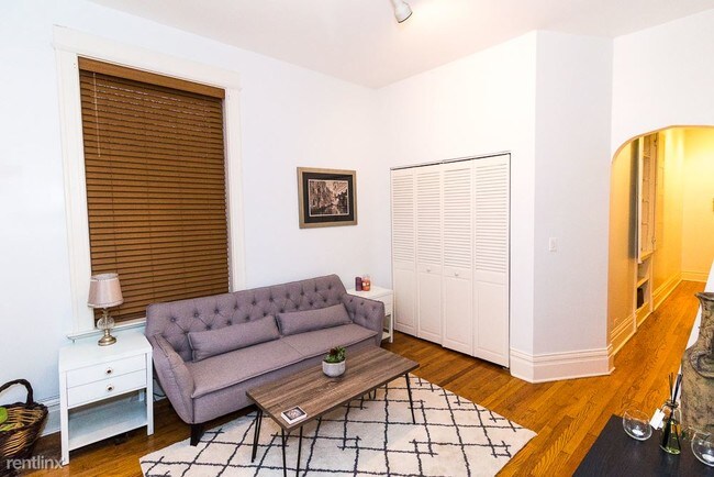 Building Photo - 712 W Briar Pl
