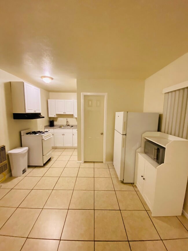 Building Photo - 4014 N Foxdale Ave