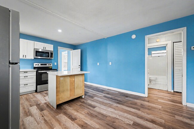 Building Photo - 250 Vernis Ave