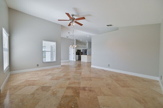 Foto del edificio - ** Lake Front Pool Home - 3 Bed/2 Bath with 2 Car Garage ~ Stoneybrook Estero**