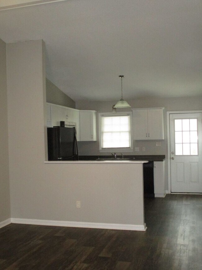 Building Photo - Charming two bedroom two bath duplex just ...