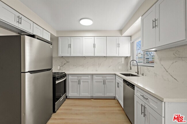 Foto del edificio - 7825 W Manchester Ave