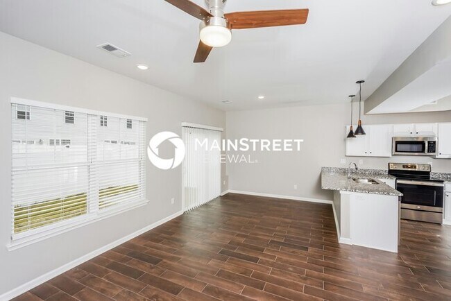 Building Photo - 3 Bedroom Pet-Friendly Home in Jeffersonville, IN with Main Street Renewal