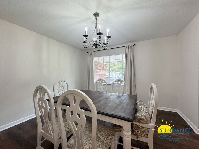 Foto del edificio - Updated 3-Bedroom Home in desirable Kenwoo...