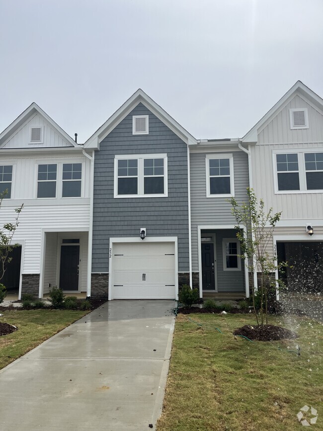 Building Photo - 232 Paramount Dr