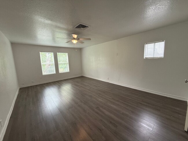 Building Photo - Updated 3-Bedroom Home with No Carpet & Modern Finishes