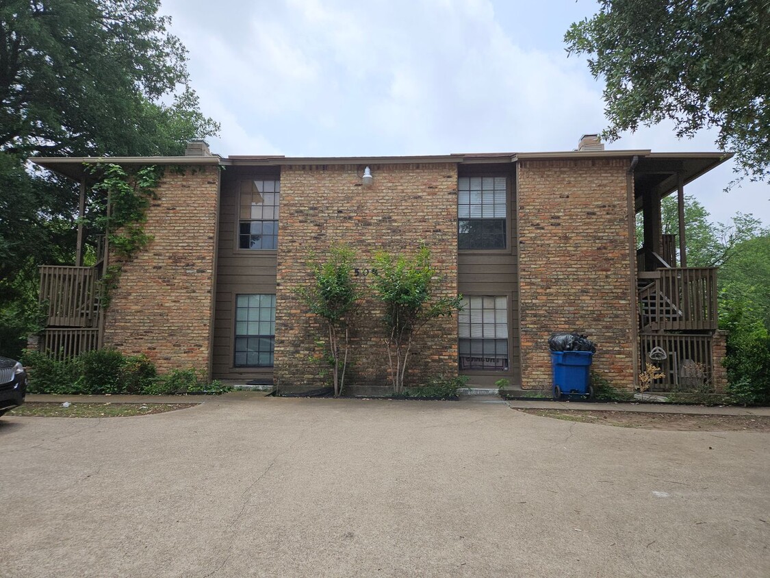 Foto principal - Nice upstairs fourplex unit in Euless