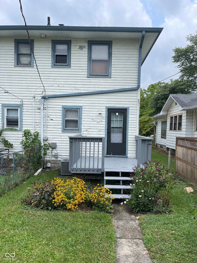 Foto del edificio - 815 N Riley Ave