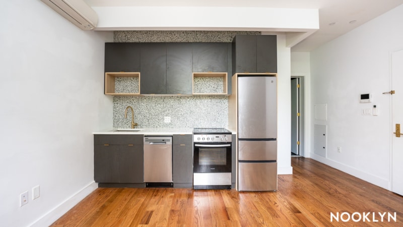 Foto principal - 791 Sterling Pl