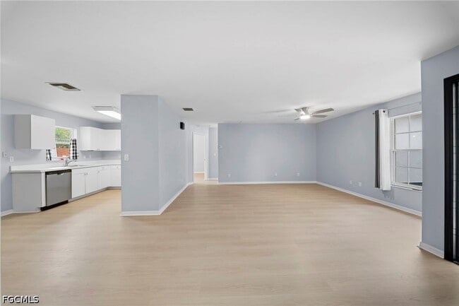 Foto del edificio - 15624 Sunny Crest Ln