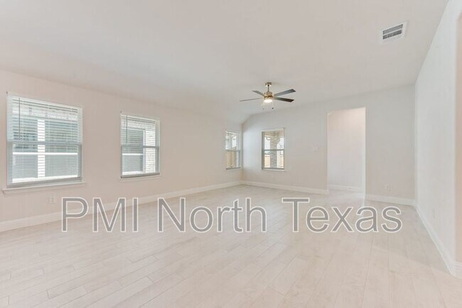 Foto del edificio - 511 Parrino pkwy