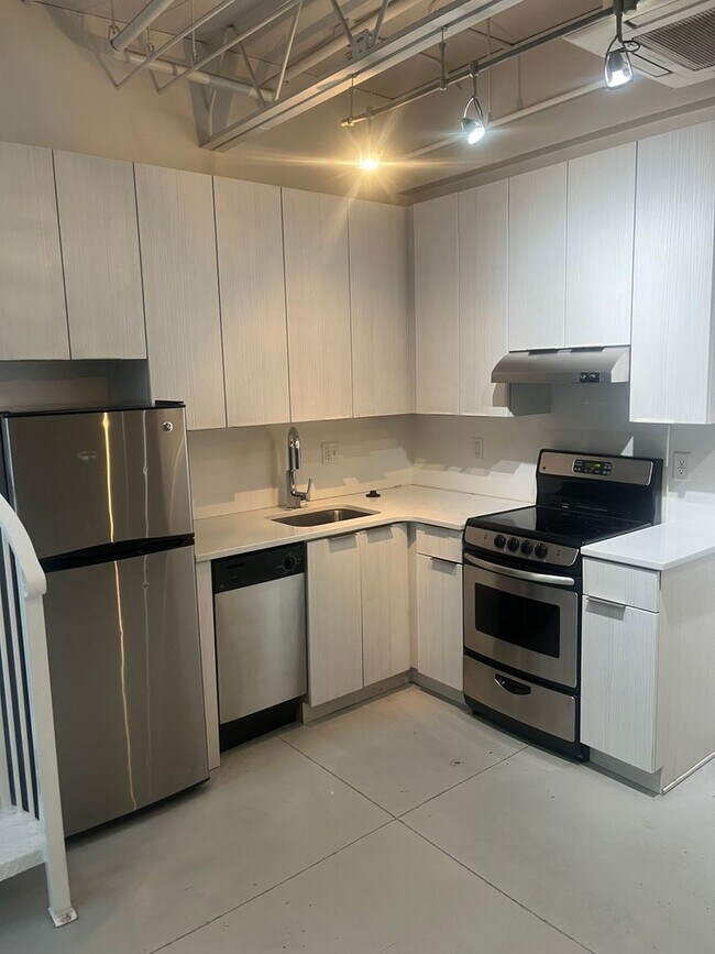 Building Photo - Studio Loft in the Heart of Downtown