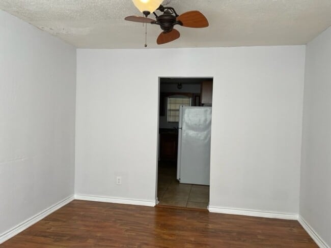 Building Photo - Updated in Fairview Addn Near Grand  2/1 with Garage