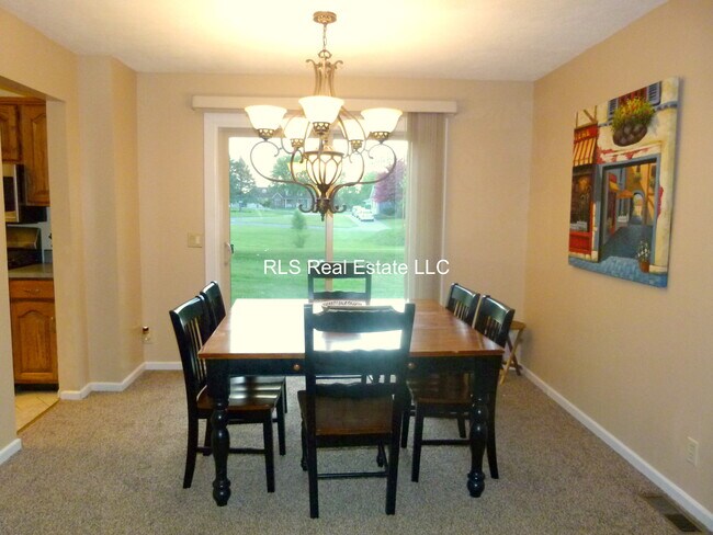 Building Photo - 2075 S Maple Run