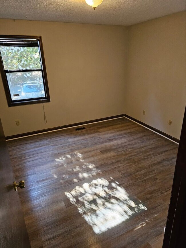 Building Photo - ****1/2 off first full of month of rent ****