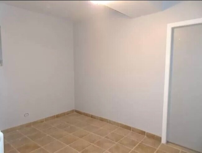 Building Photo - 1916 W Race Ave