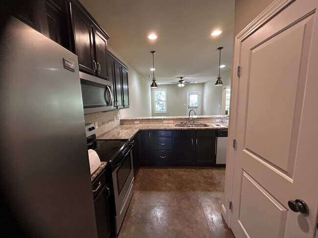 Foto del edificio - 2BD 2BA GROUND LEVEL DUPLEX WITH GARAGE FO...
