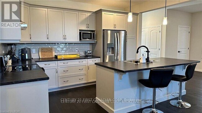 Building Photo - 63 Royal Cres