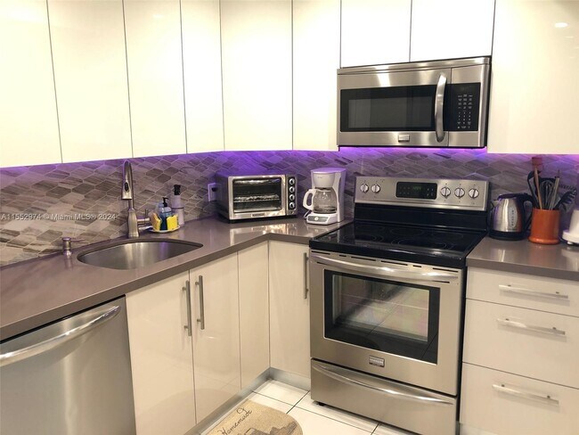 Foto del edificio - 100 Bayview Dr