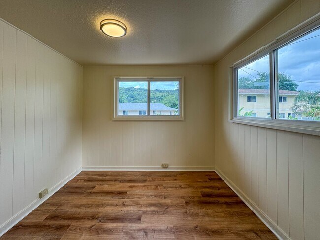 Foto del edificio - AVAILABLE NOW. 2BD/1BA/2PKG. Upstairs unit...