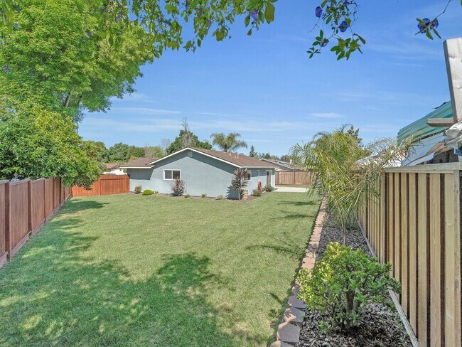 Foto del edificio - 4 Bed 2 Bath with Beautiful Large Yard!!