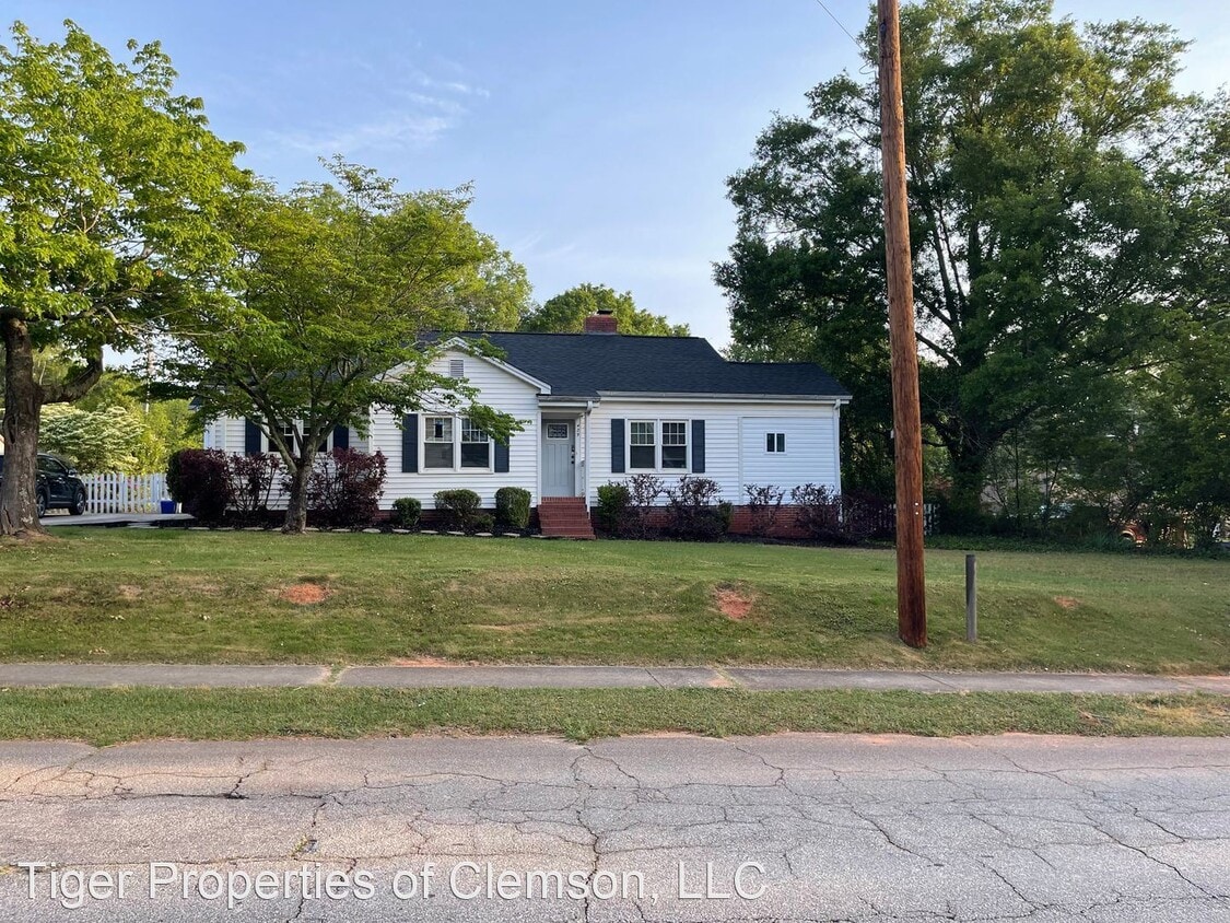 Primary Photo - 3 br, 2 bath House - 429 E Queen St