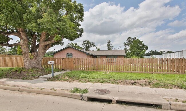 Foto del edificio - 2032 W Little York Rd