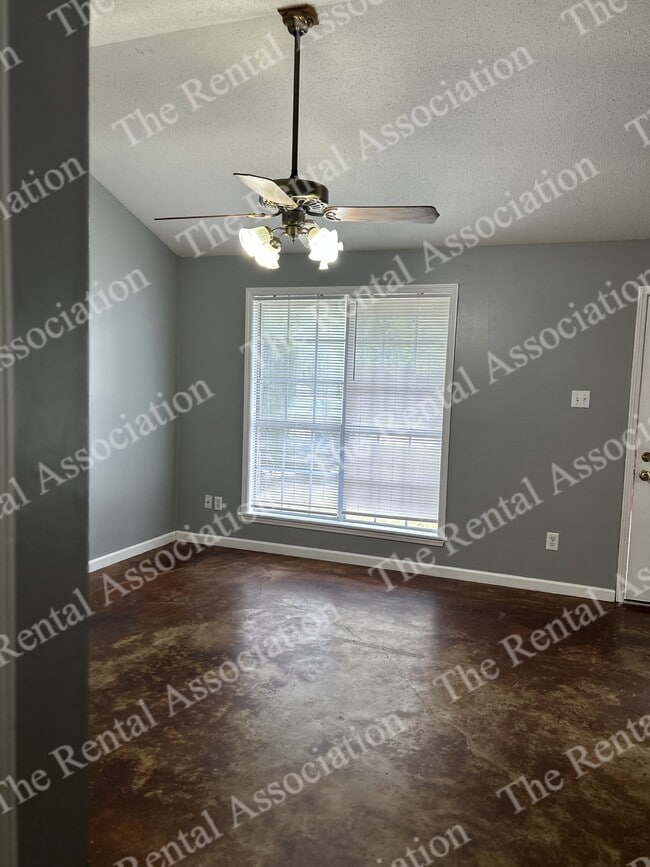 Building Photo - 207 S Maple St