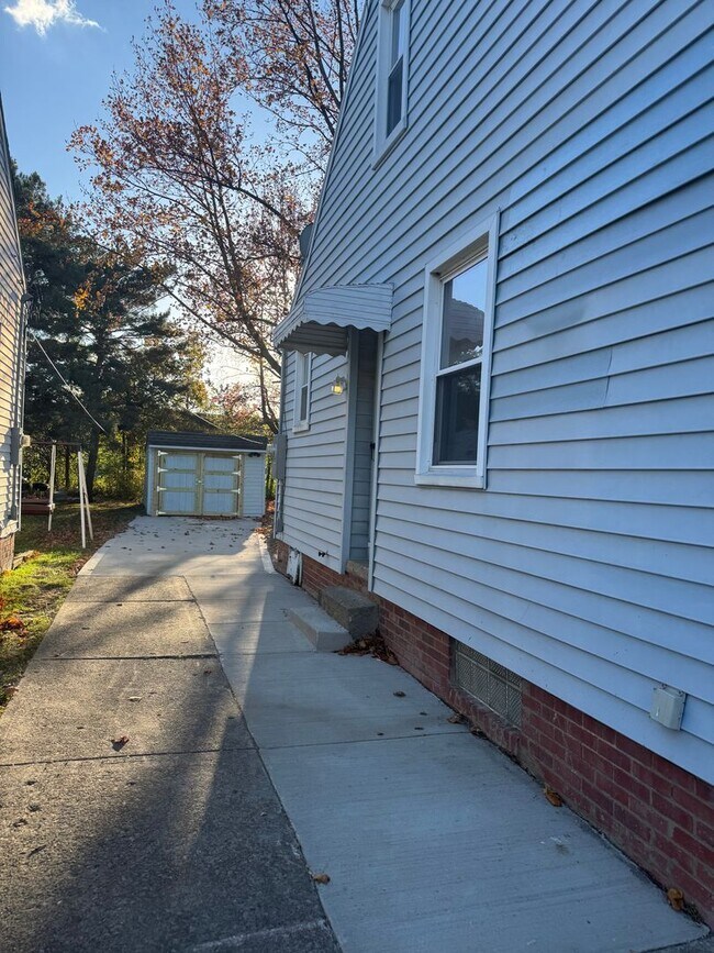 Foto del edificio - Newly updated 3 bd house in Euclid- NO VOU...