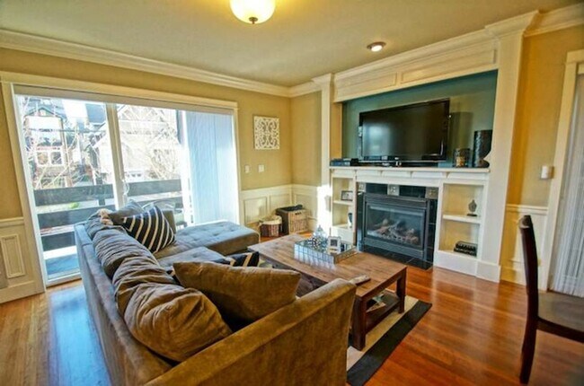 Foto del edificio - Chic Townhome in Fremont with New Carpet!