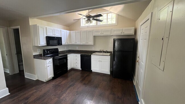 Building Photo - 2 or 3 bedroom home minutes from downtown!