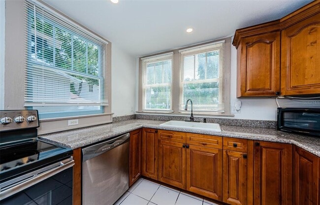 Building Photo - 620 Earle Ave N