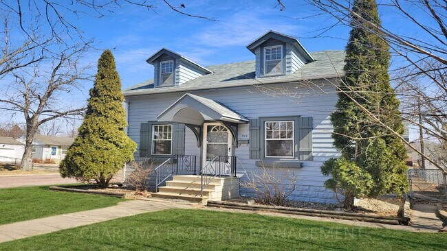 Building Photo - Cozy & Quaint 3 Bedroom House With Lots of Extras!