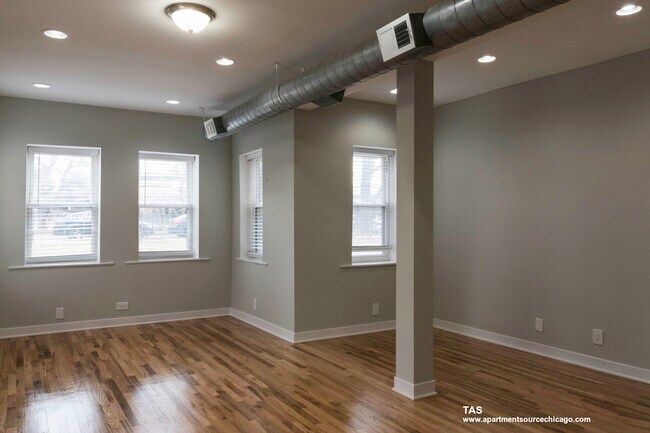 Foto del edificio - 2457 W Logan Blvd