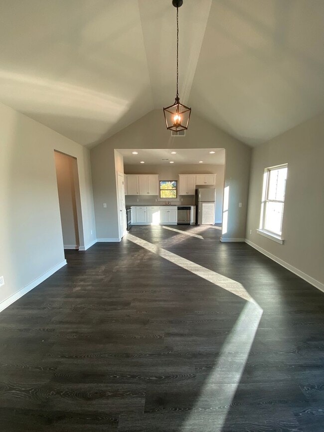 Building Photo - Home for Rent in Weaver AL...Sign a 13 mon...