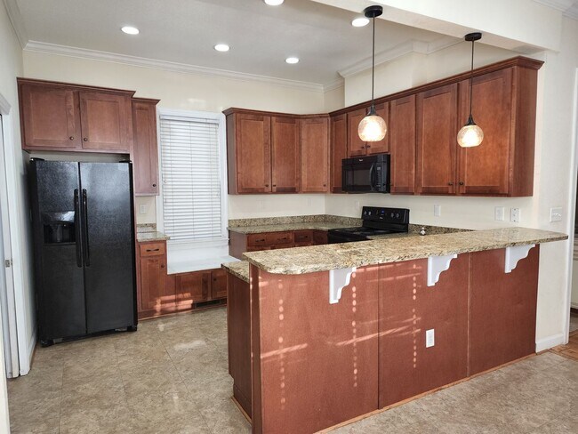 Building Photo - Future rent price $3300 ($3650 with 6 appl...
