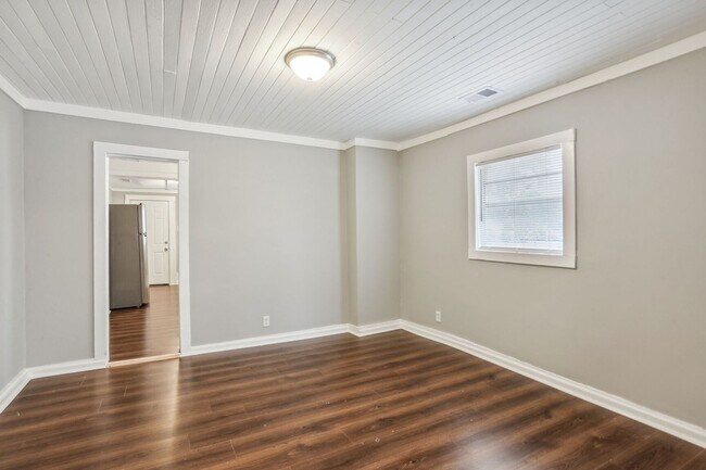 Foto del edificio - Large Near Downtown 3BR/1BA House For Rent