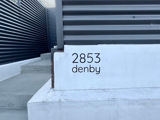 Foto del edificio - 2853 Denby Ave