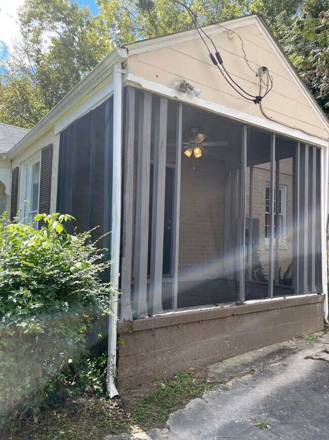 Foto del edificio - 3 Bedroom Westwood Terrace Bungalow (Sorry, No Section 8)