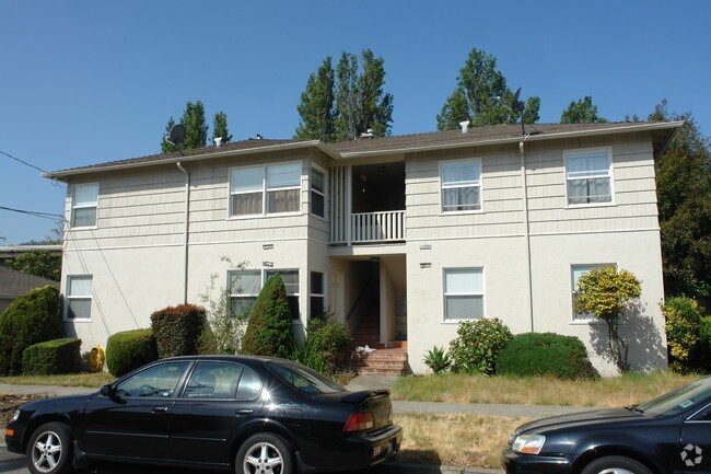 Building Photo - 545 Elm St