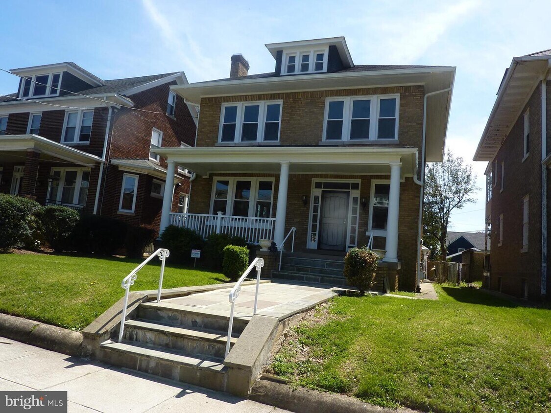 Primary Photo - 1736 Webster St NW