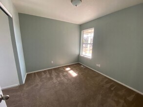 Building Photo - 1561 NW Spruce Ave