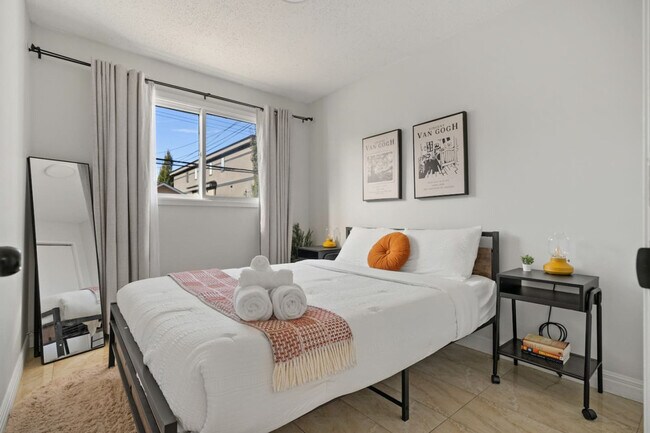 Photo du bâtiment - 4733 Bowness Rd NW
