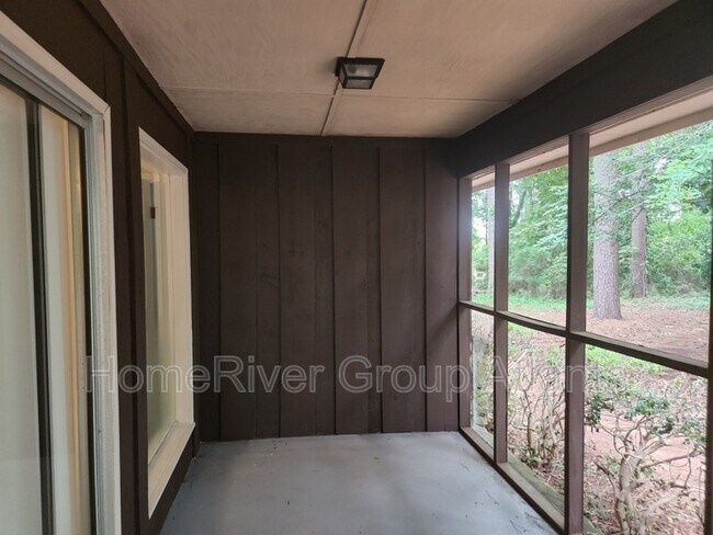 Building Photo - 2336 Country Club Dr SE