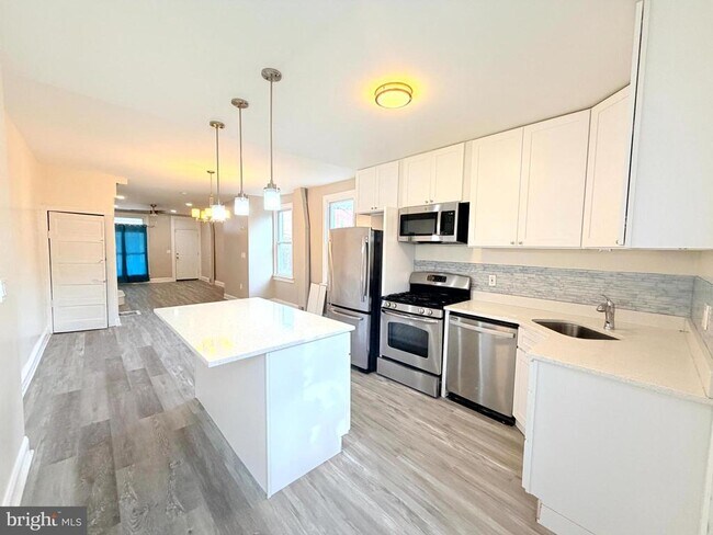 Foto del edificio - 2401 Baker St