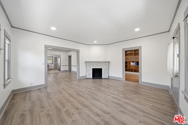 Building Photo - 613 N Lucerne Blvd