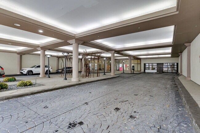 Building Photo - 1212 N La Salle Dr