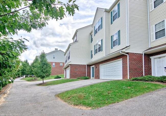 Building Photo - 620 Tall Oak Blvd | 3 Bed; 2.5 Bath with G...