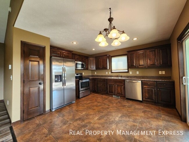 Building Photo - Modern 4 Bedroom 2 Bathroom Twin-Home in Tea